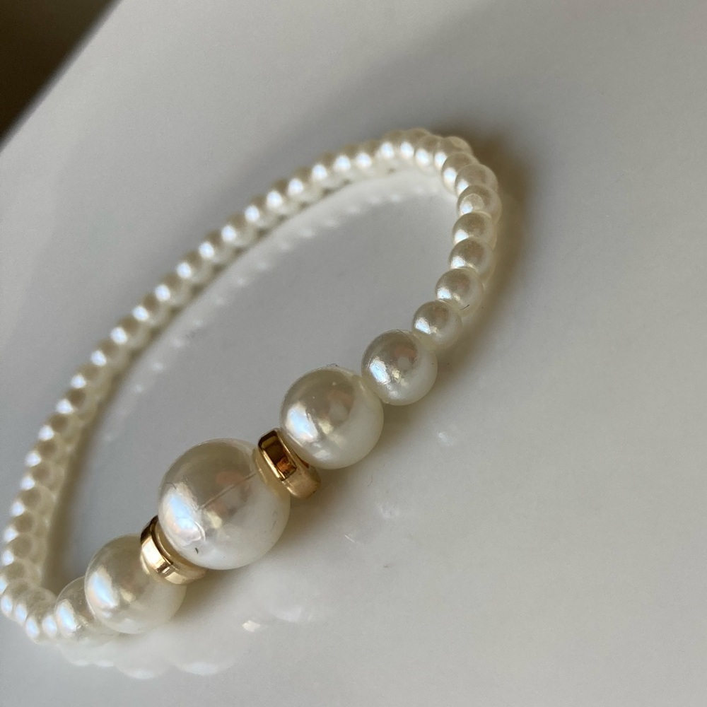 Luxurious Pearl Bracelet Delicate Design with Gold Accents - Picture 2 of 7